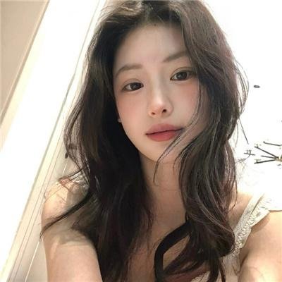 马戏院帐篷顶上的艺人